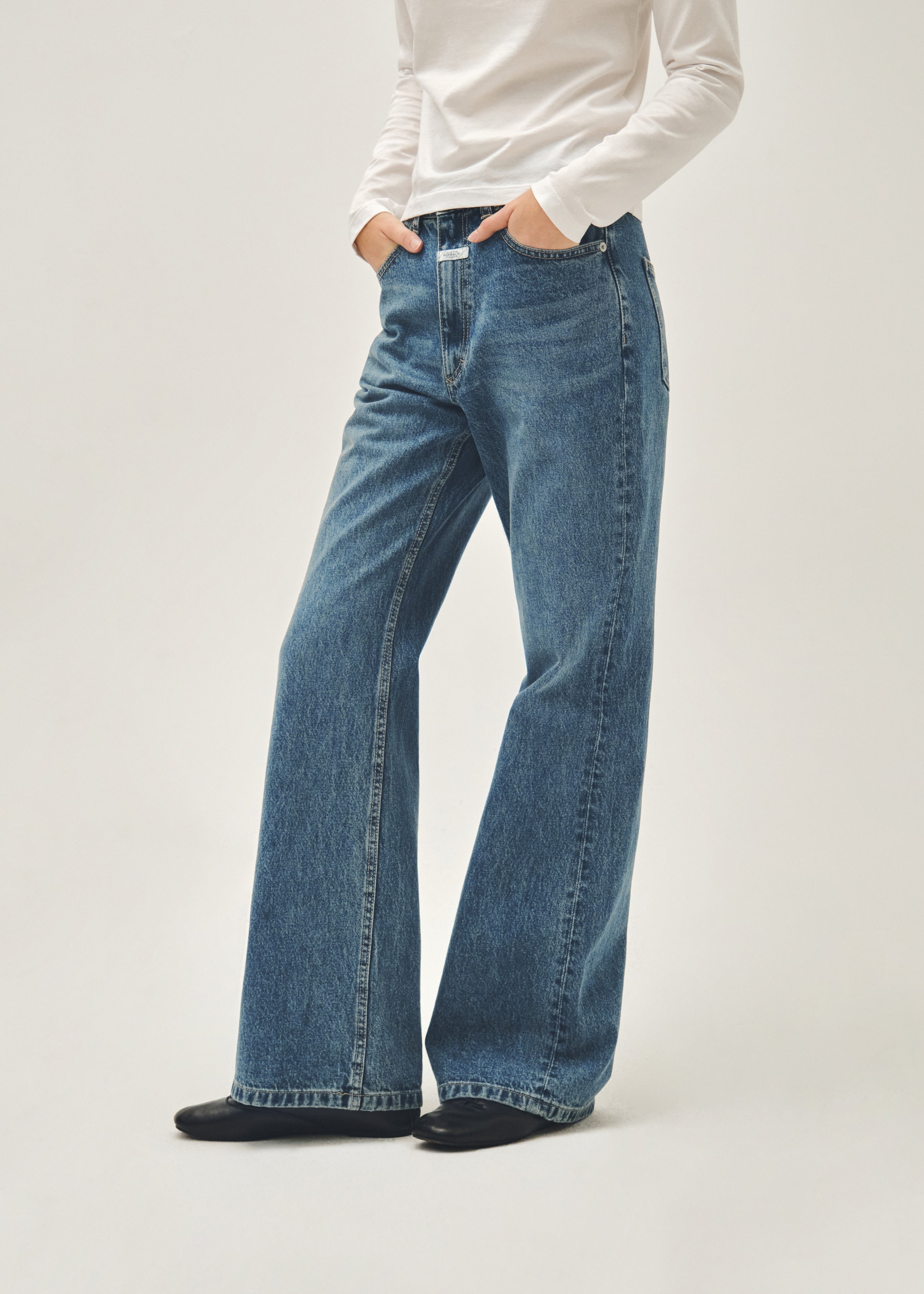 W RELAXED FIT BOOTS-CUT DENIM PANTS