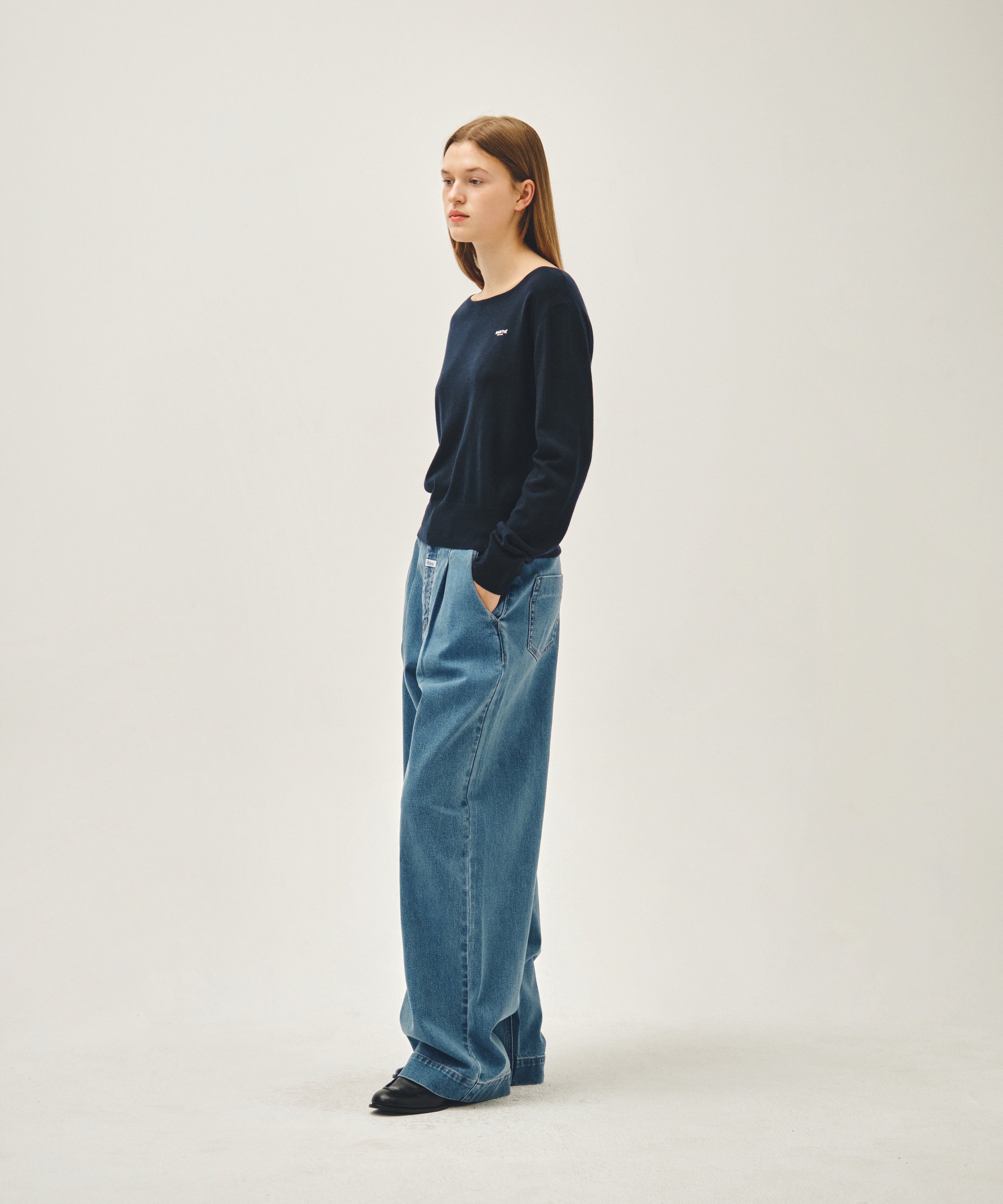 W LOW-WAIST TUCK WIDE DENIM PANTS
