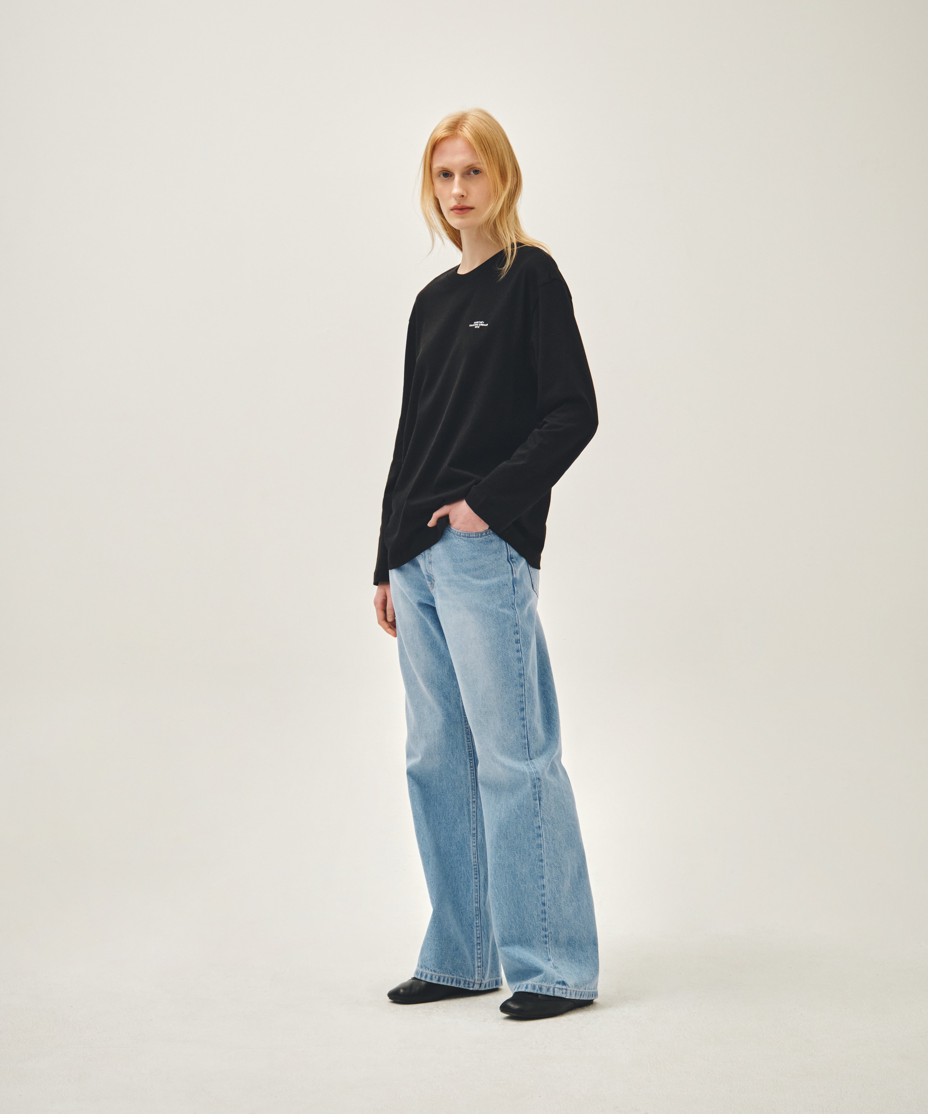 W RELAXED FIT BOOTS-CUT DENIM PANTS