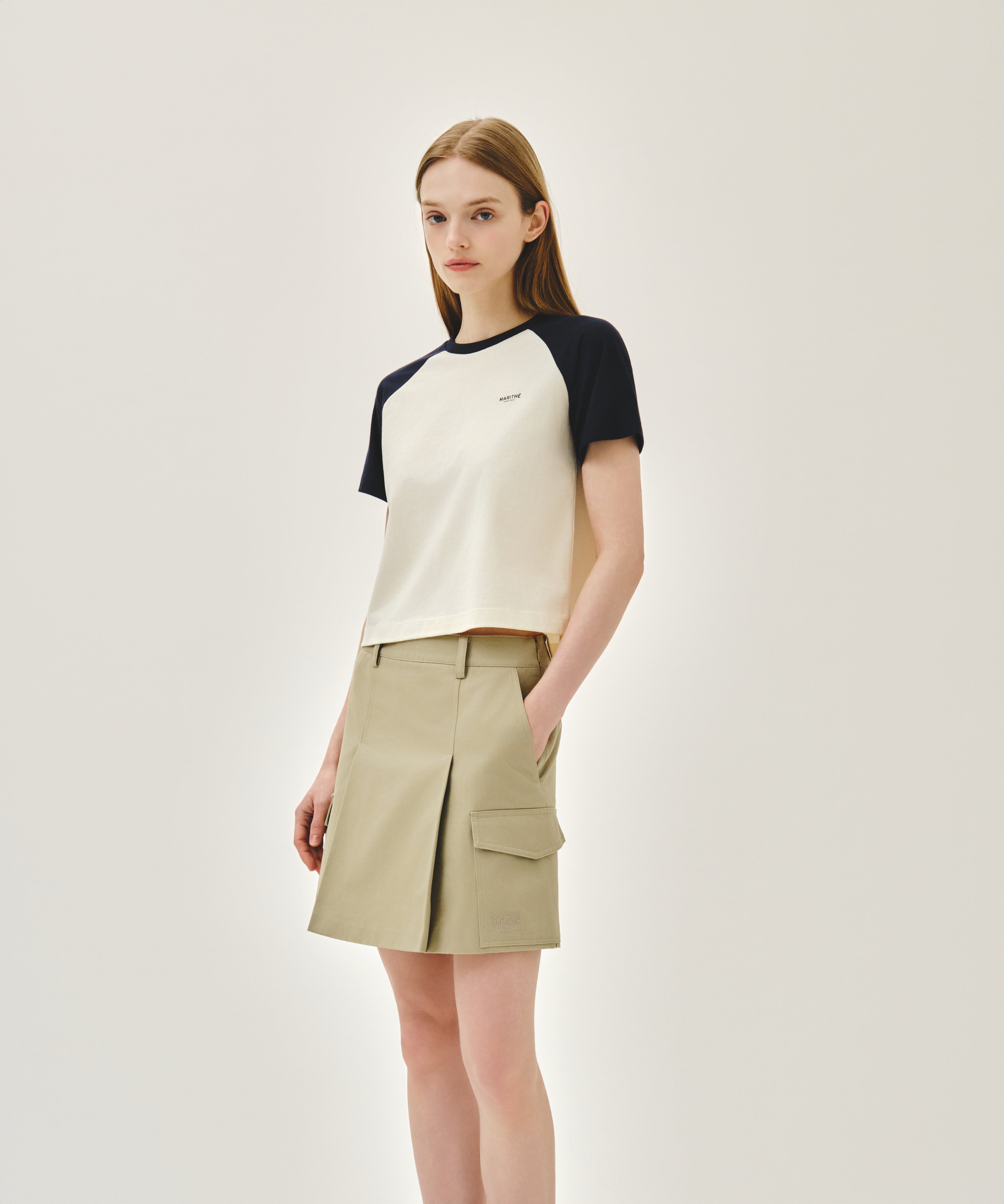 W SMALL REGULAR LOGO RAGLAN CROP TEE