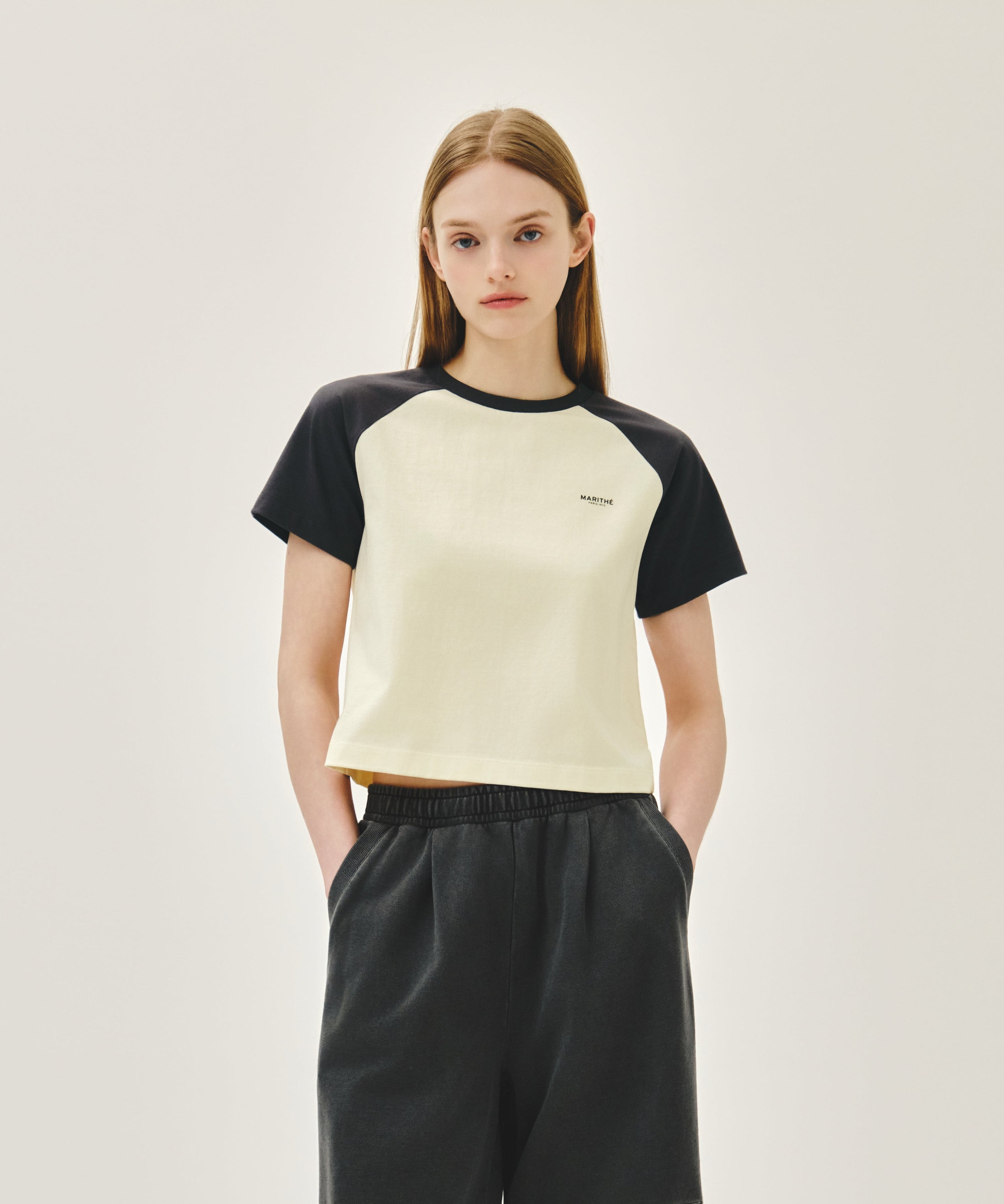 W SMALL REGULAR LOGO RAGLAN CROP TEE