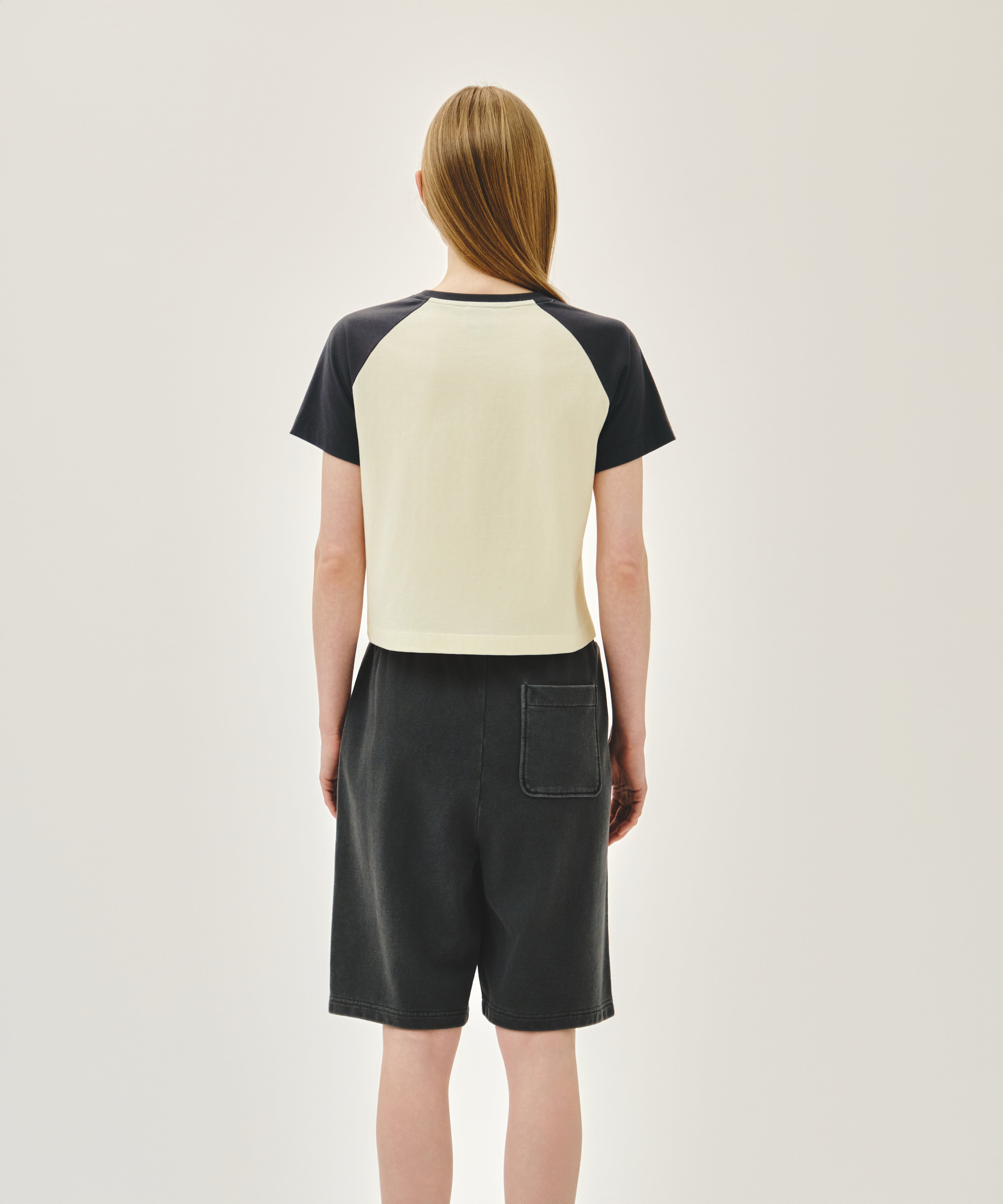 W SMALL REGULAR LOGO RAGLAN CROP TEE