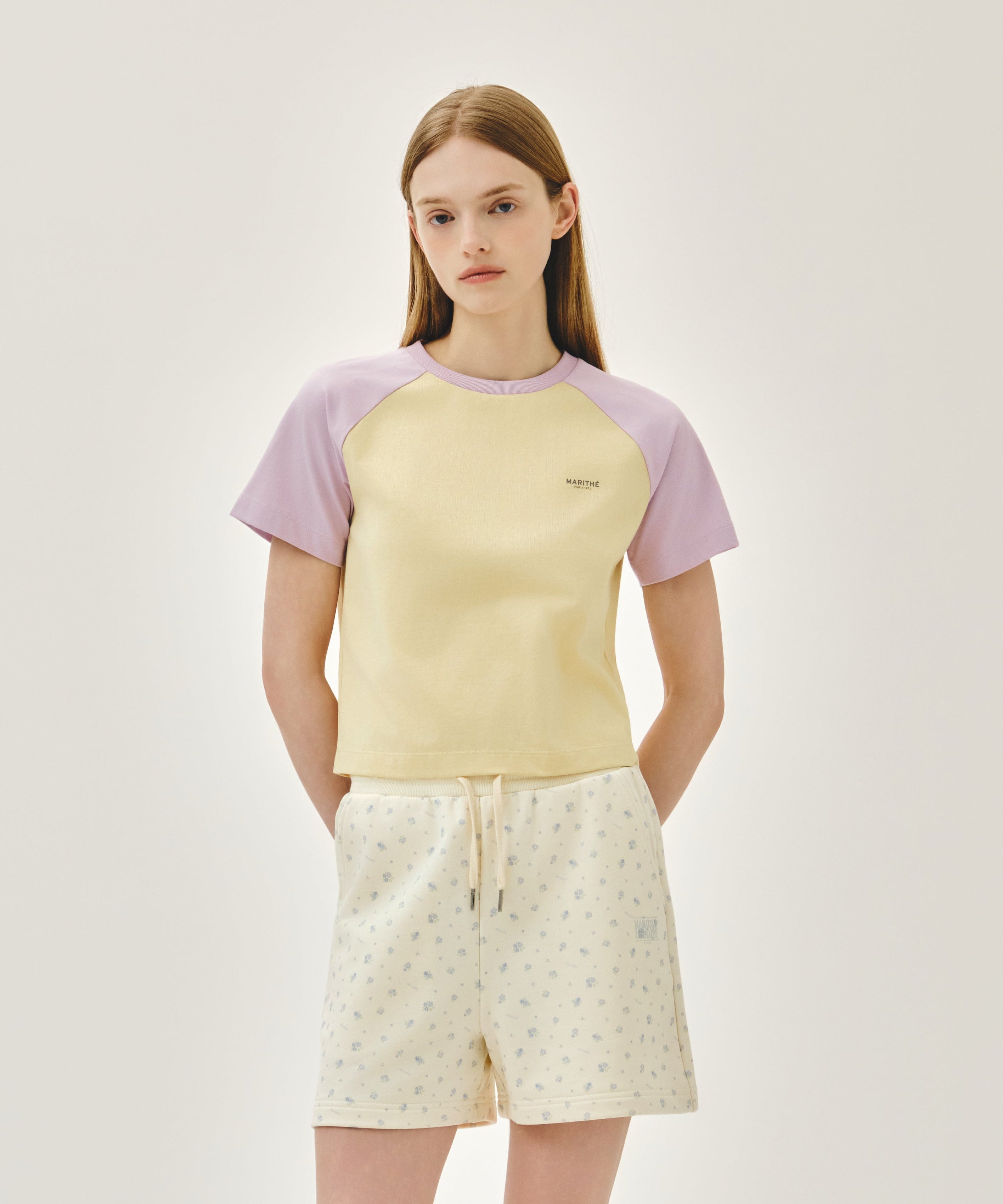 W SMALL REGULAR LOGO RAGLAN CROP TEE