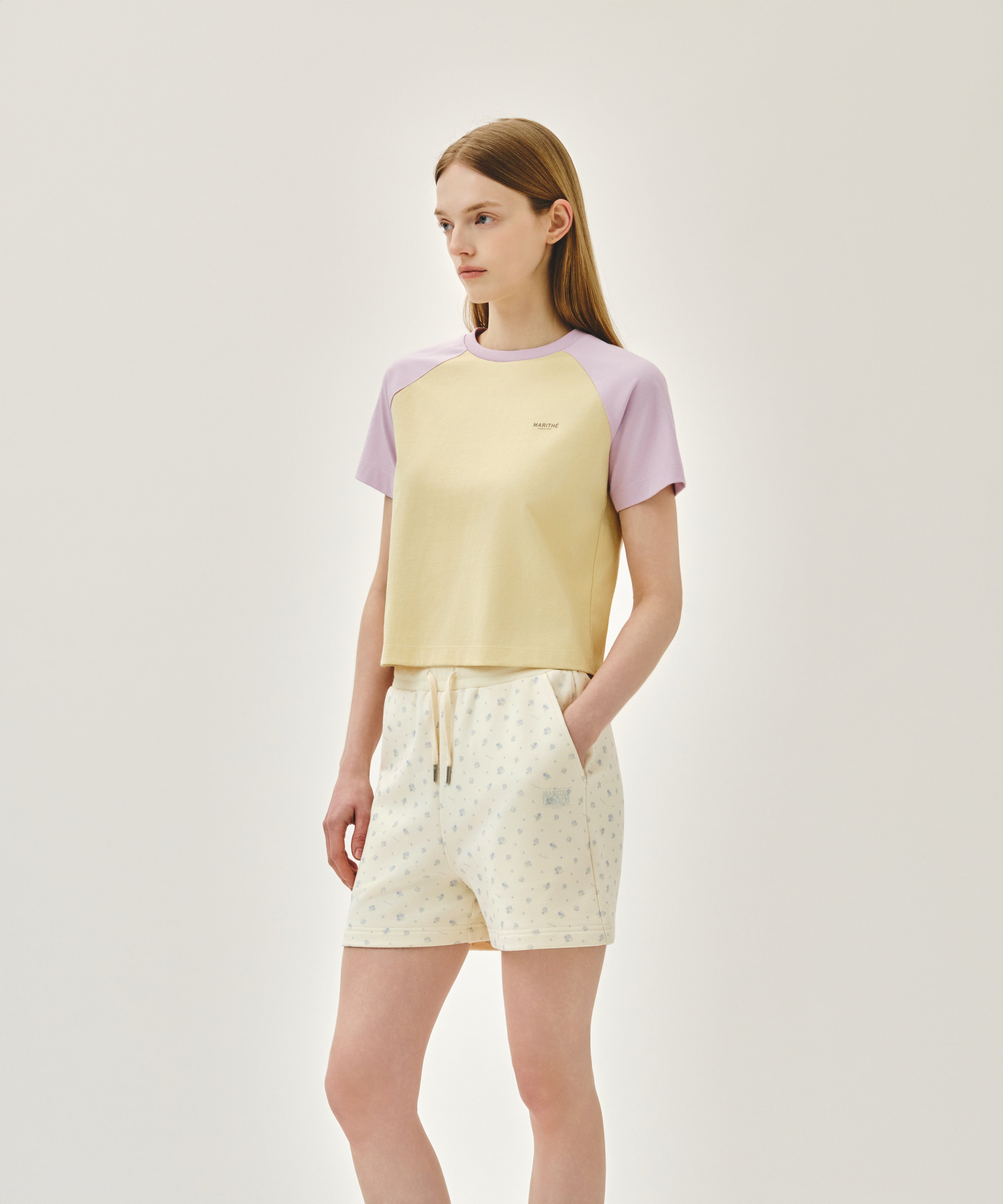 W SMALL REGULAR LOGO RAGLAN CROP TEE