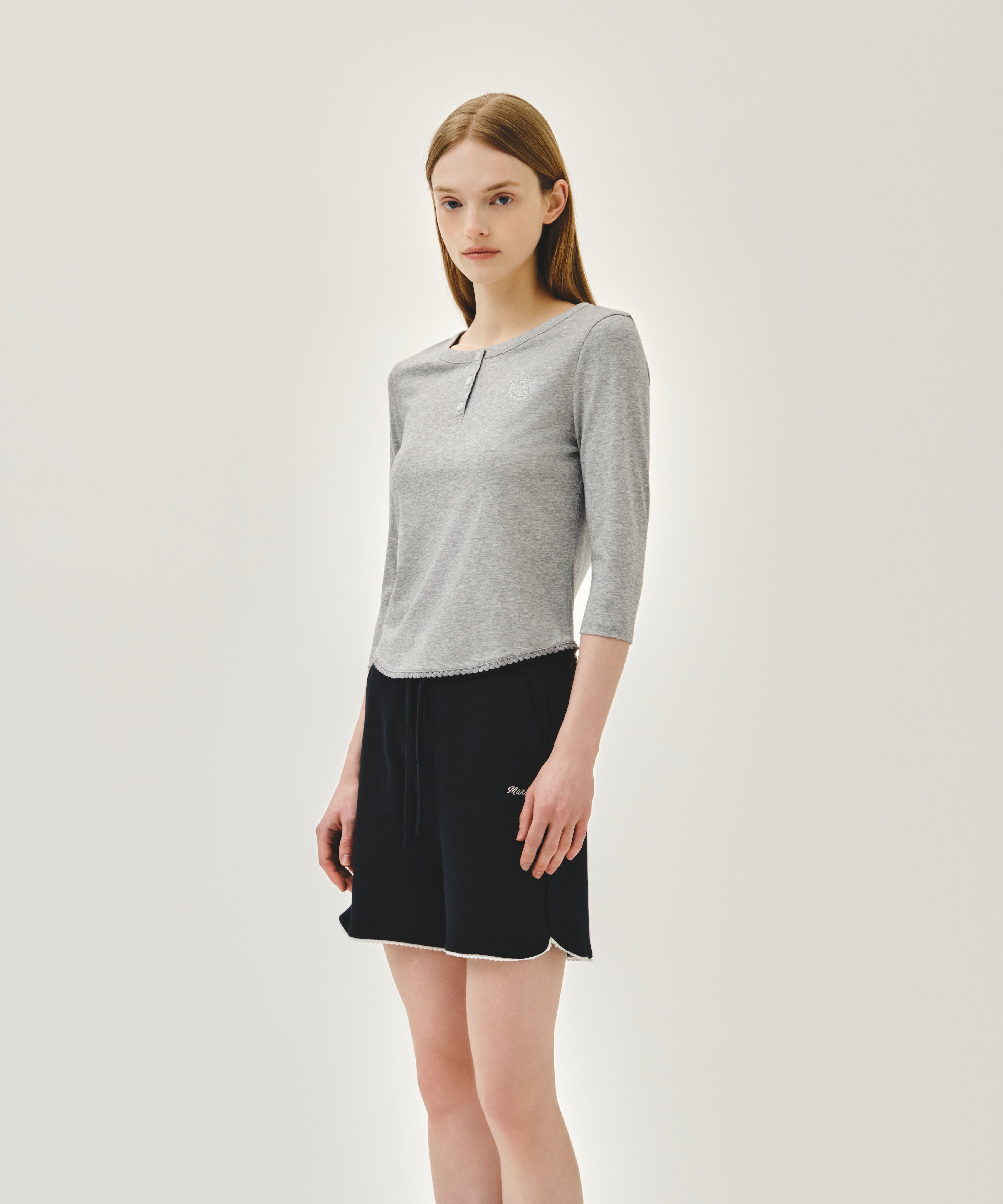W SMALL CLASSIC LOGO HENLEY NECK 3/4 SLEEVE TEE