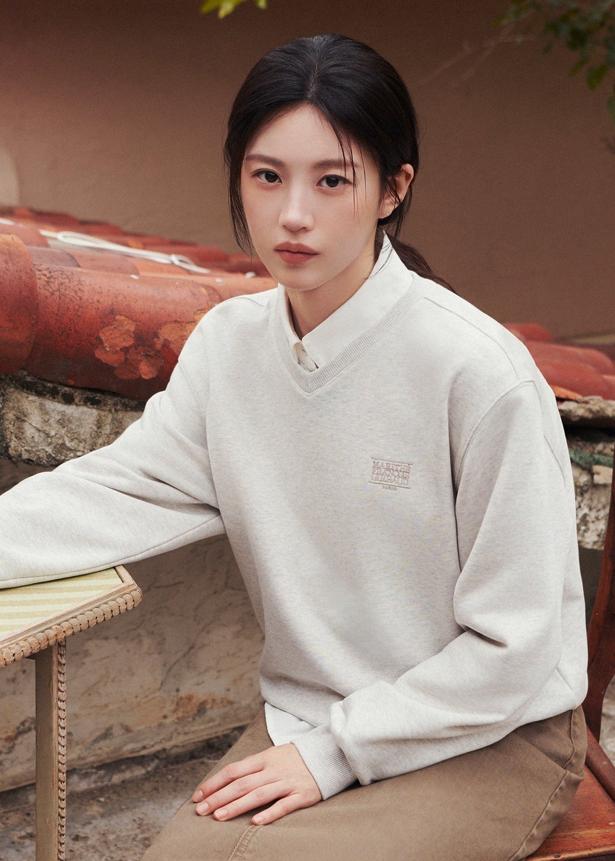 W SMALL CLASSIC LOGO V NECK BALLON SWEATSHIRT