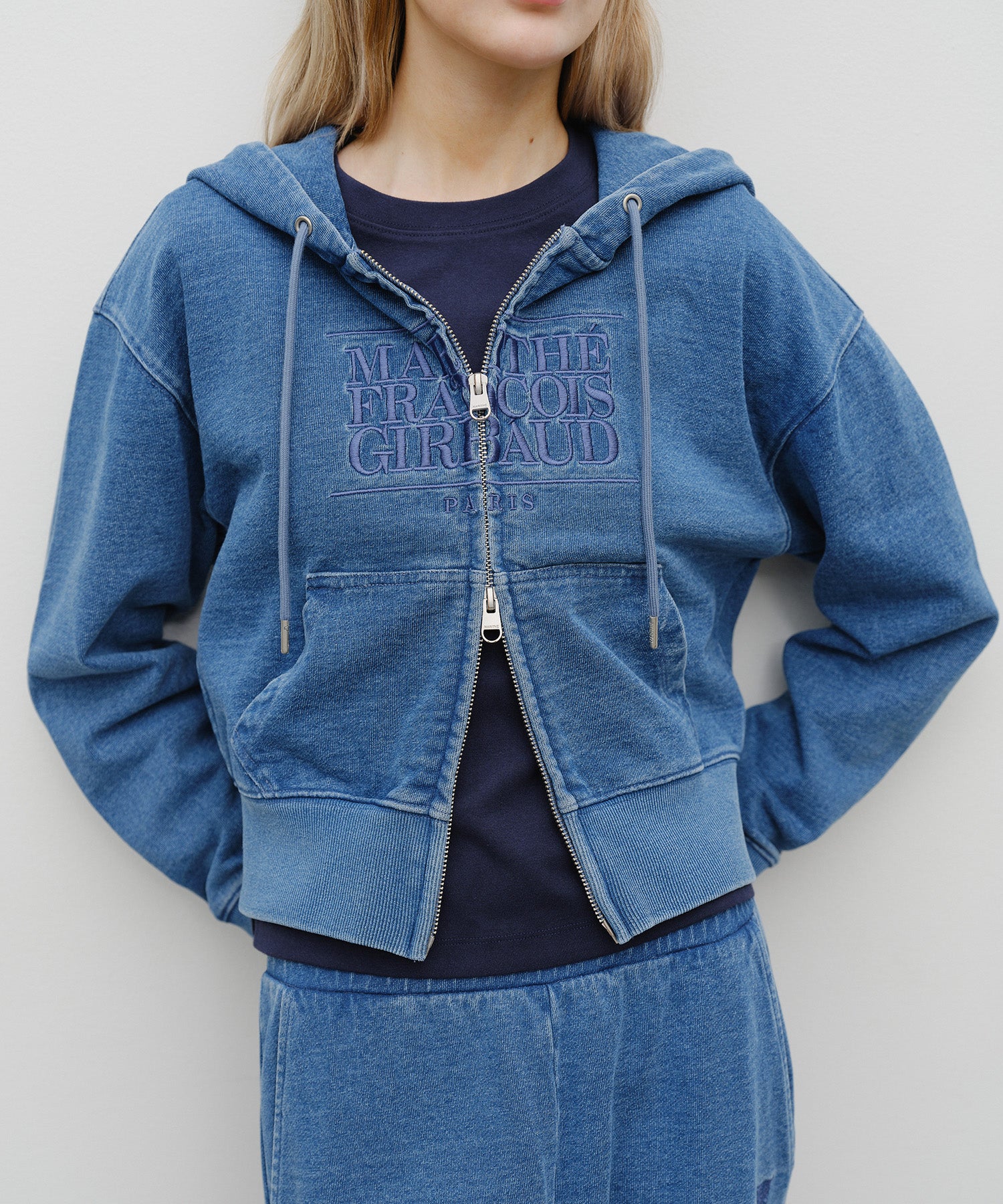 W EMBROIDERY CLASSIC LOGO CROP HOODIE ZIPUP