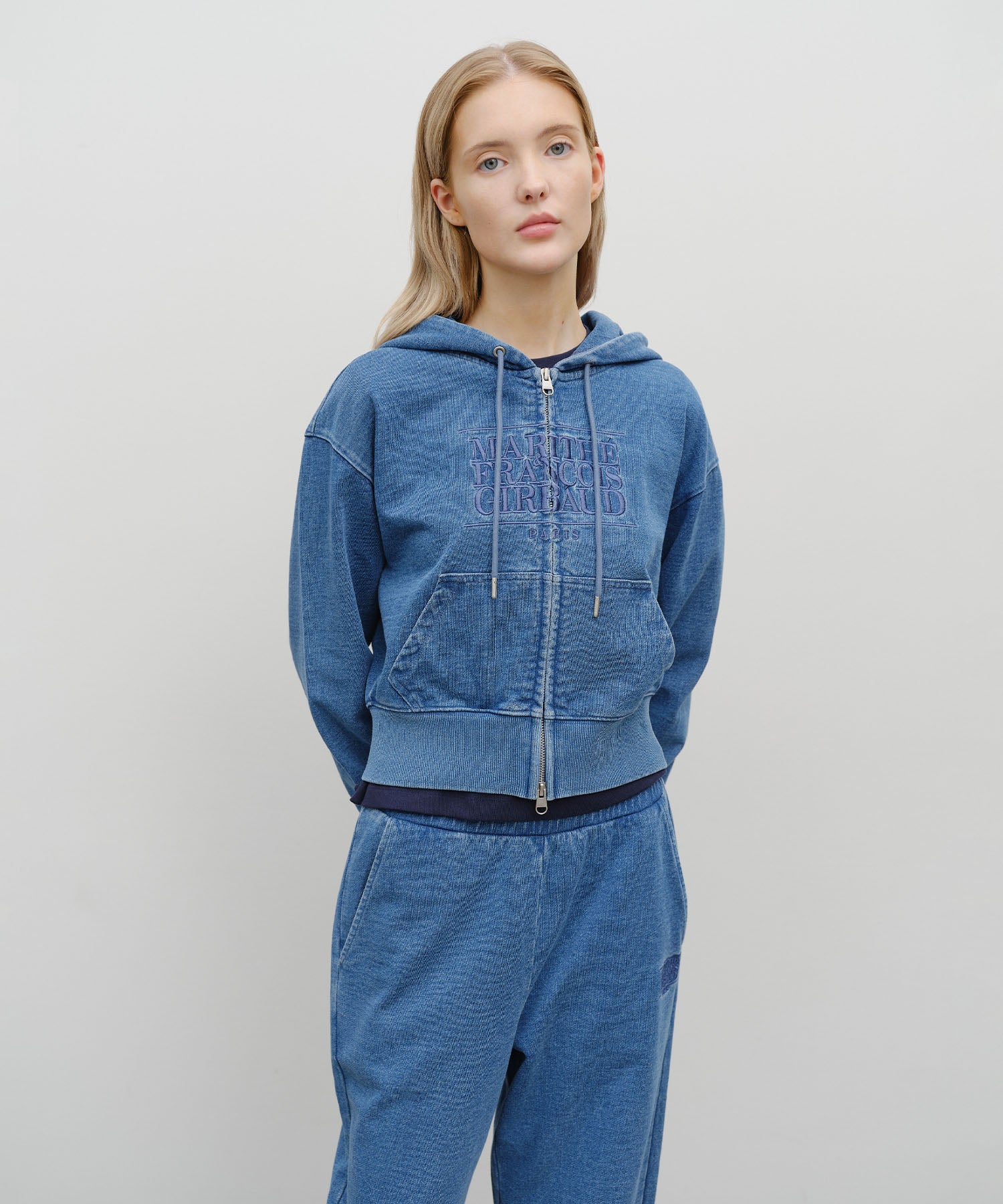 W EMBROIDERY CLASSIC LOGO CROP HOODIE ZIPUP