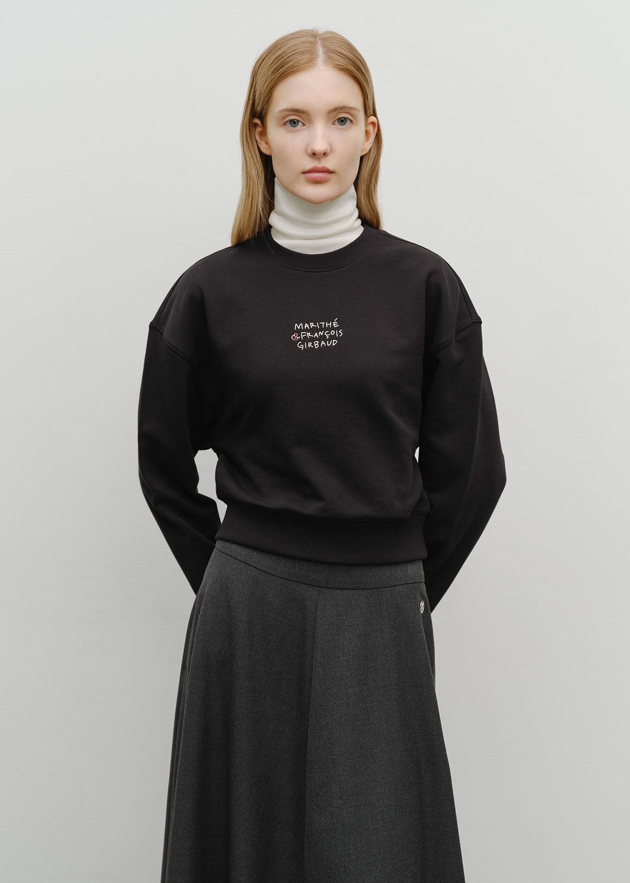 W MARITHE LOVE GRAPHIC CROP SWEATSHIRT