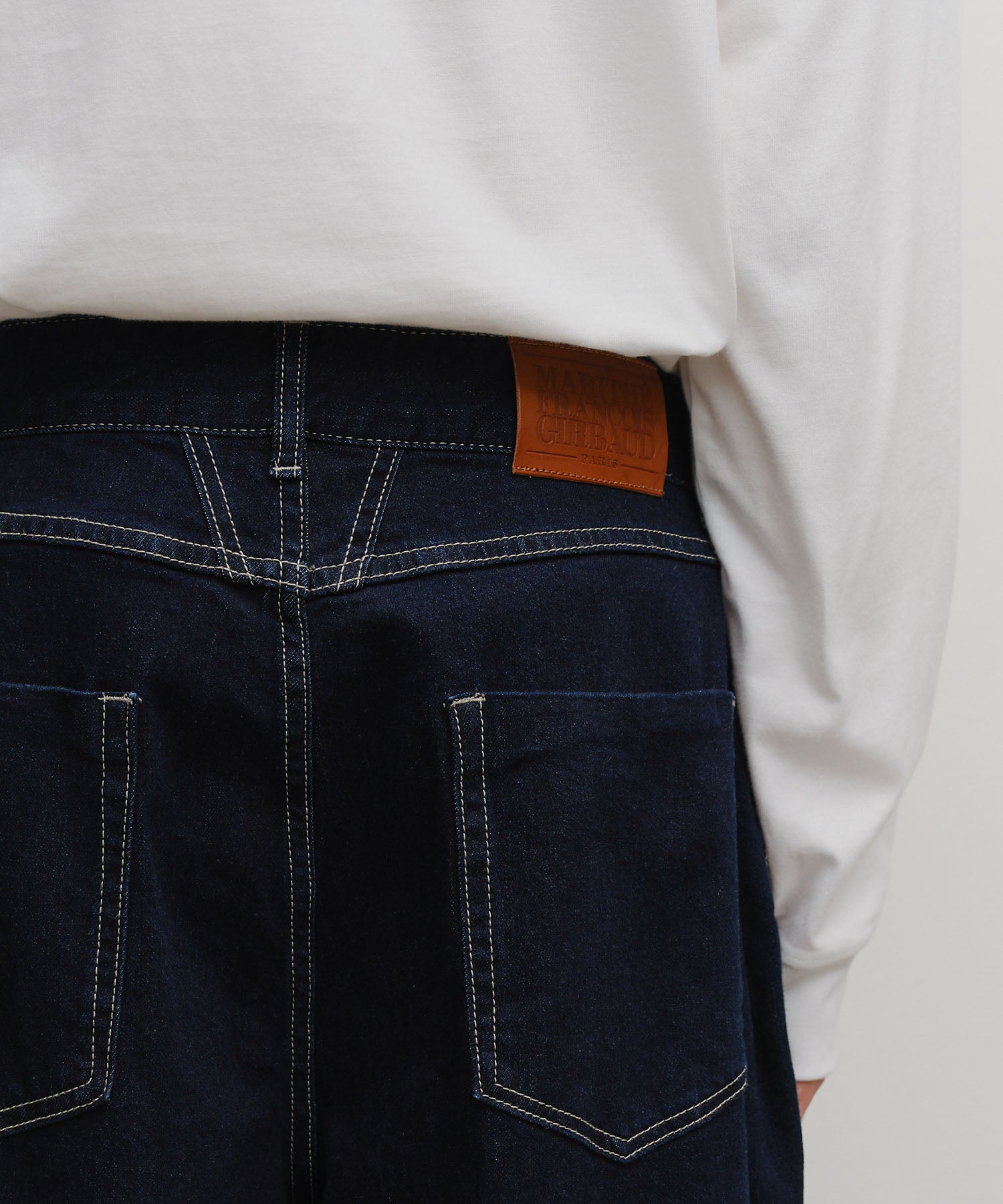 M LOW-WAIST TUCK WIDE DENIM PANTS