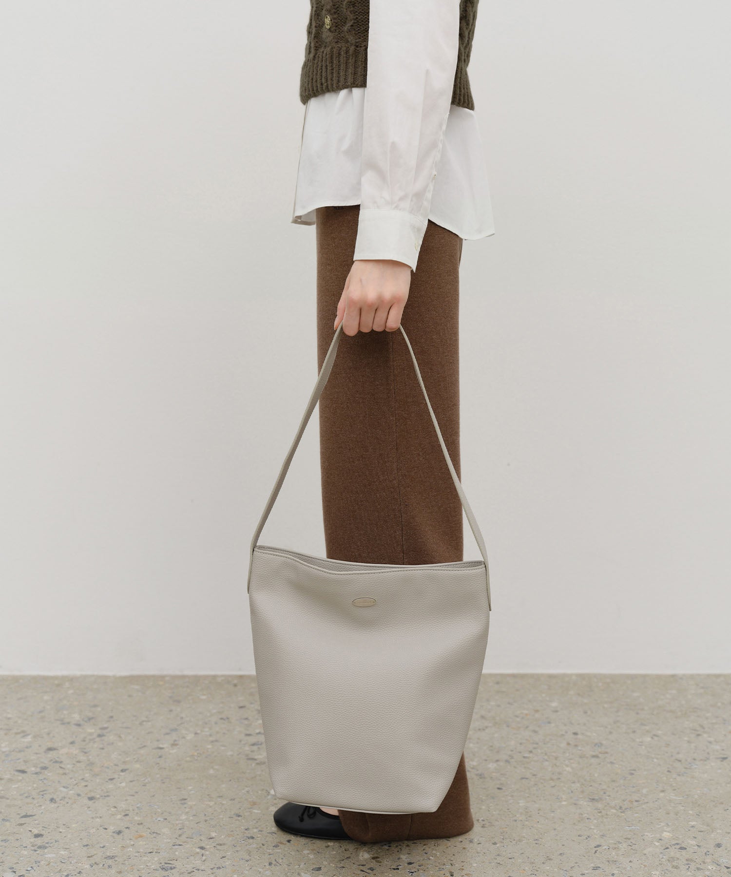 CLASSIC LOGO BUCKET BAG