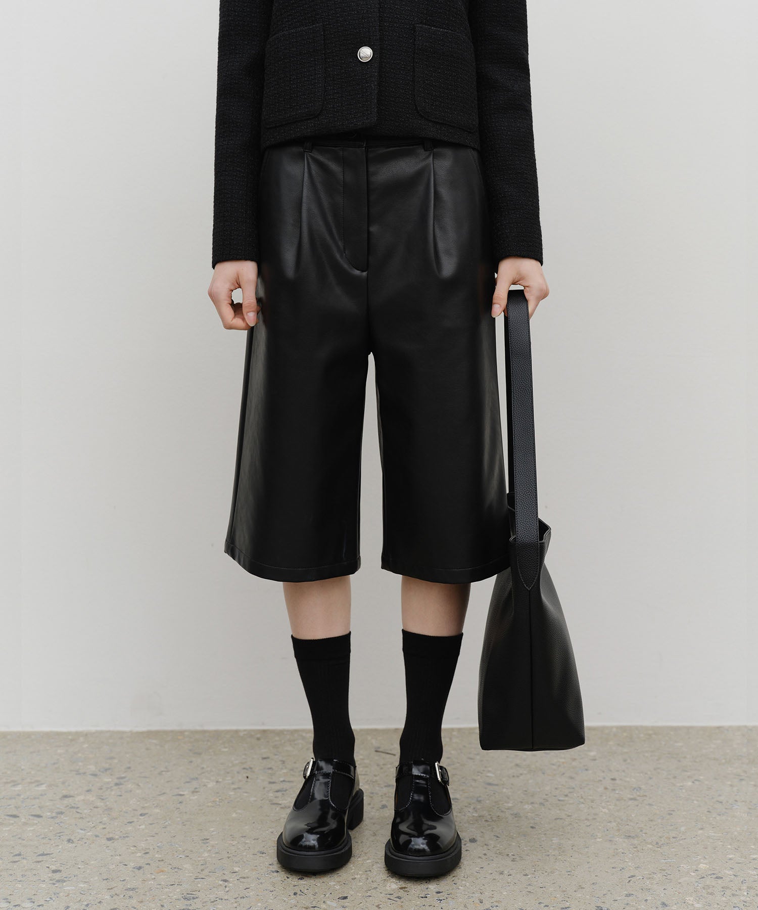 CLASSIC LOGO BUCKET BAG