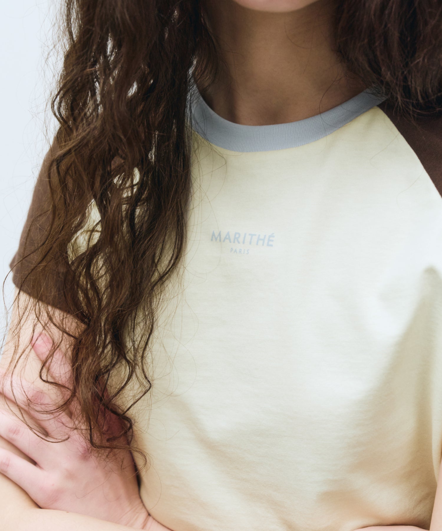 W 2-TONE RAGLAN CROP TEE