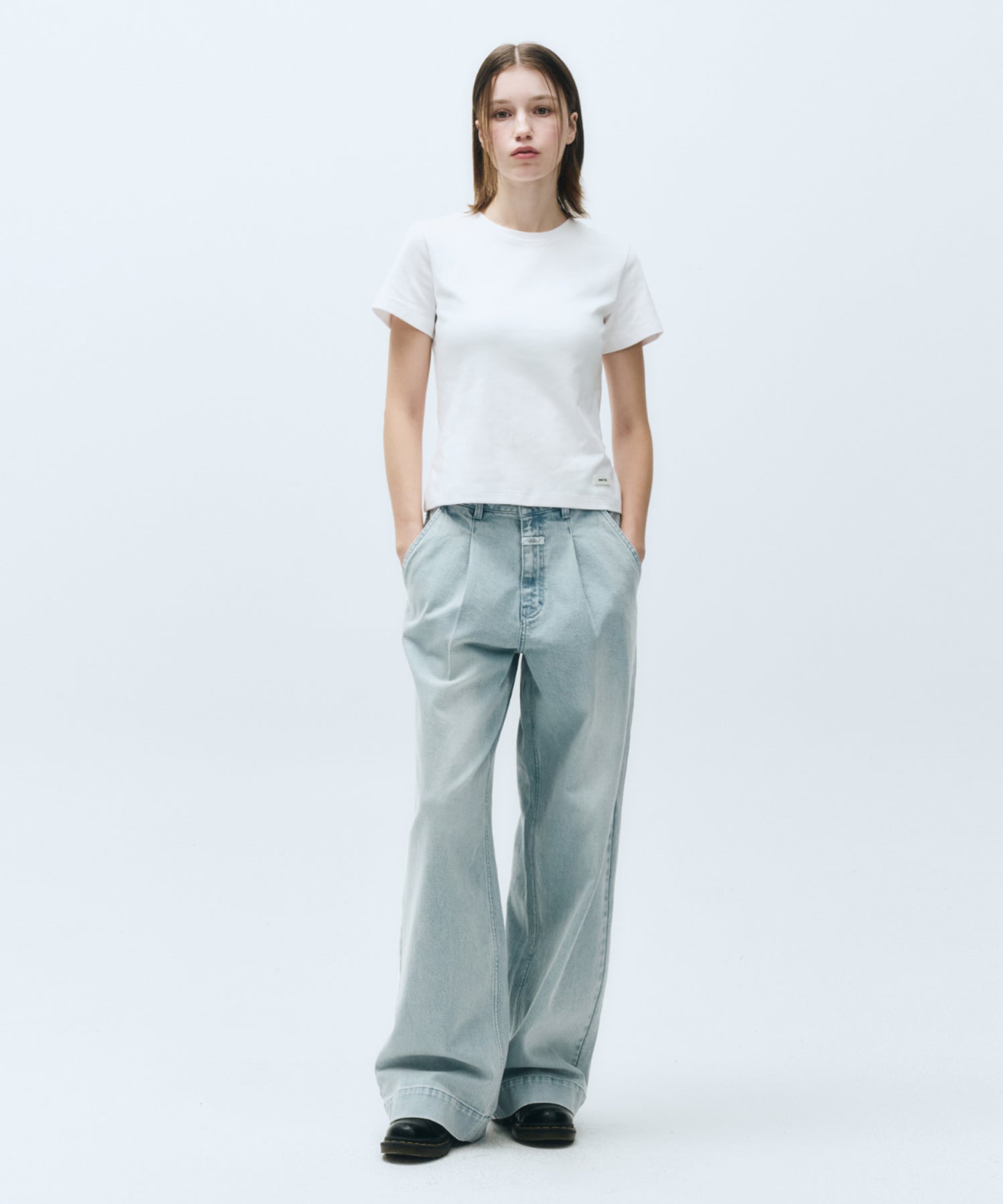 W LOW-WAIST TUCK WIDE DENIM PANTS