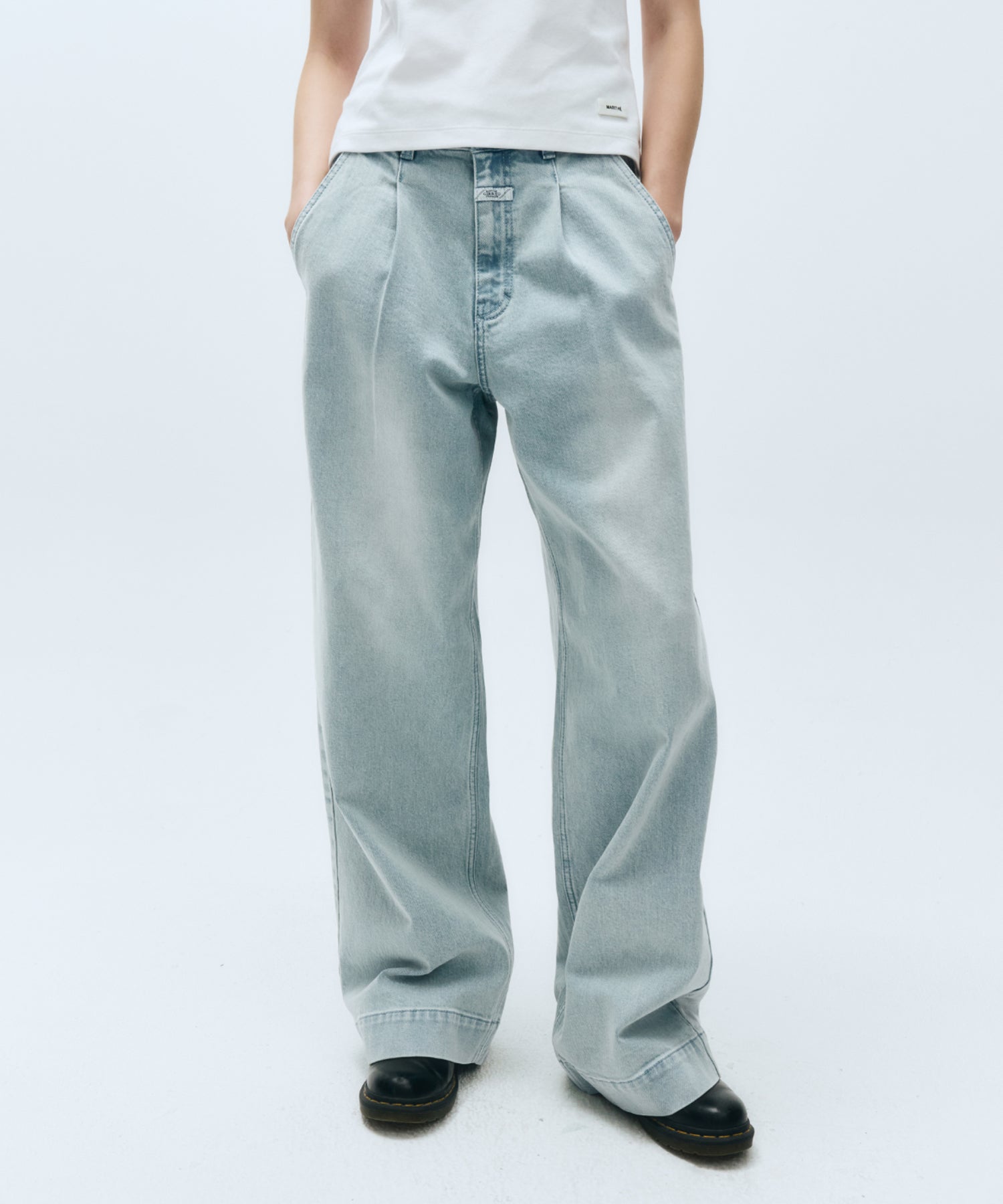 W LOW-WAIST TUCK WIDE DENIM PANTS